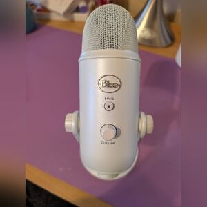 Blue Yeti (Logitech) USB Microphone - Silver/White